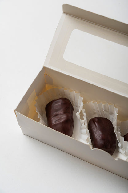 Dátil con pasta de avellana y cubierto en chocolate