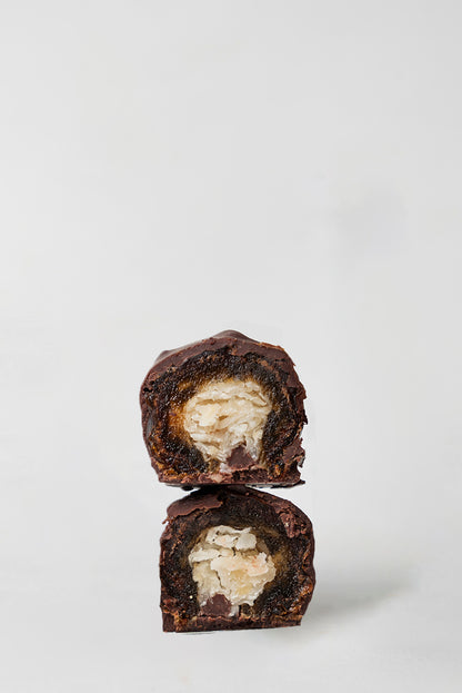 Dátil con coco y cubierto en chocolate