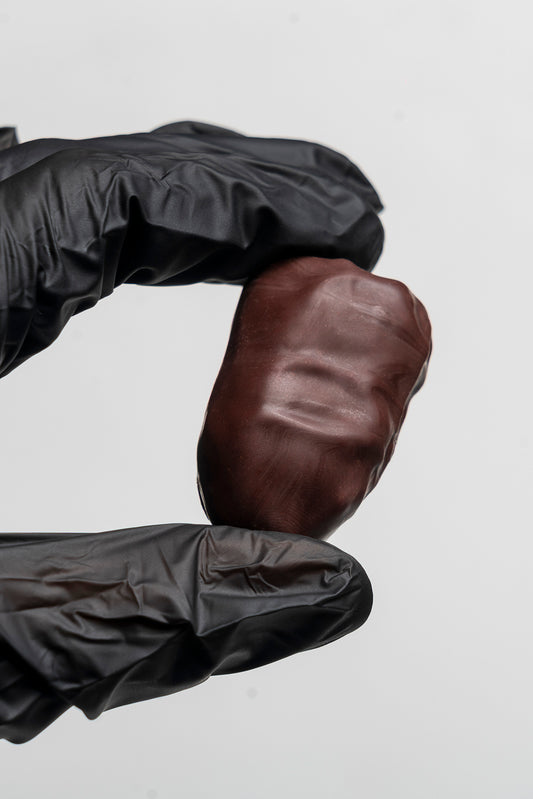 Dátil con pasta de avellana y cubierto en chocolate