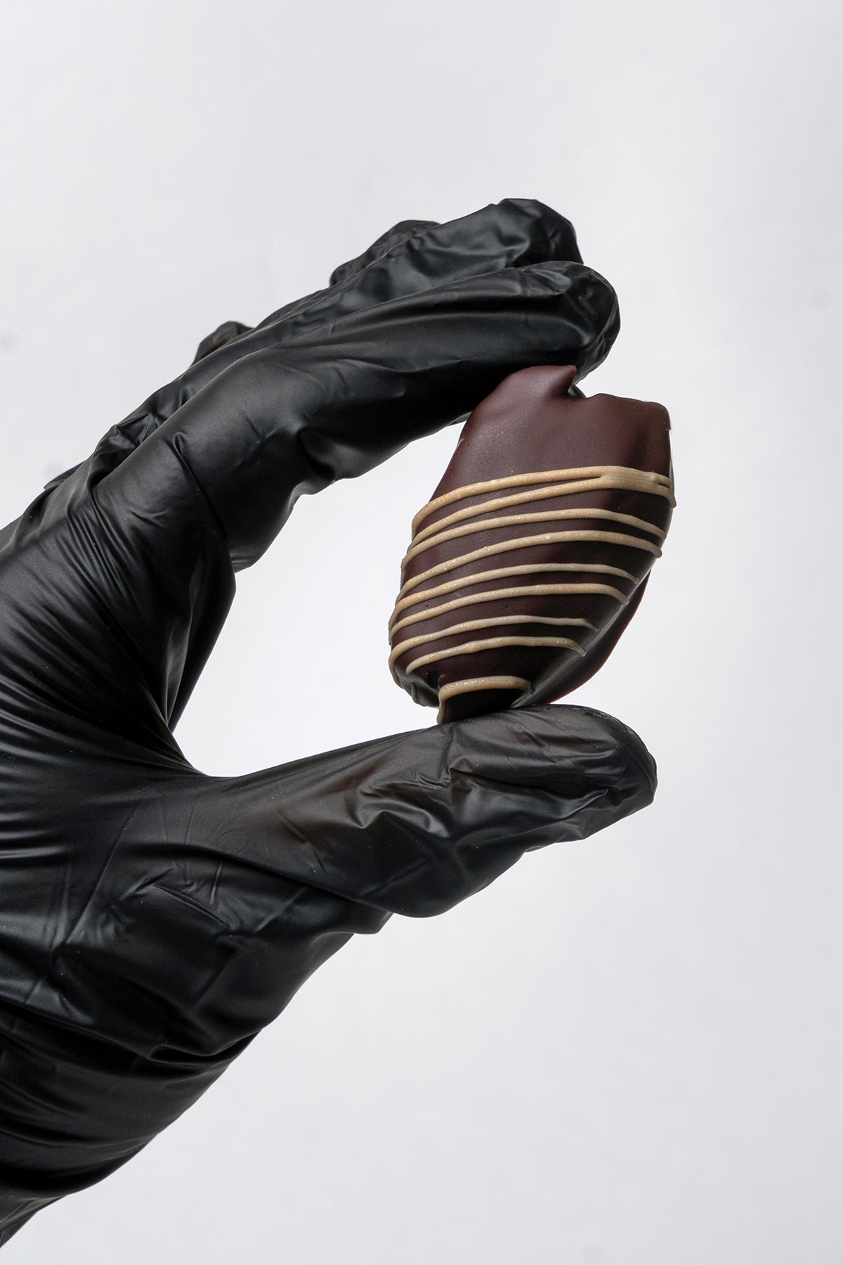 Dátil con coco y cubierto en chocolate