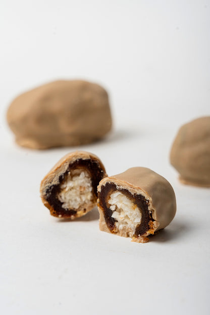 Dátil con coco y cubierto en chocolate